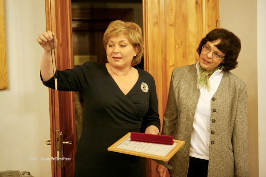 Konkurso „Taikliausias šūvis 2010“ komisijos pirmininkė dr. Audronė Nugaraitė (dešinėje) ir konkurso nugalėtoja - televizijos žurnalistė Edita Mildažytė su konkurso nominacija – graviruota šovinio tūt